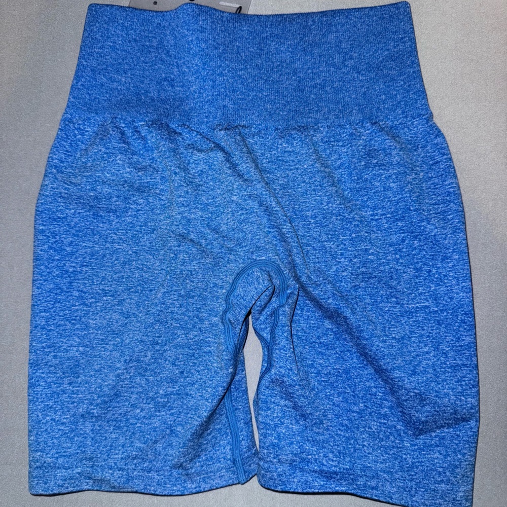 NVGTN SHORTS
•Scrunch butt
•size small
•bright blue color